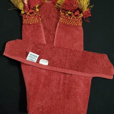 1 Decorative Towel Medium - Like New