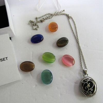 Pretty Contemporary Interchangable Necklace Set