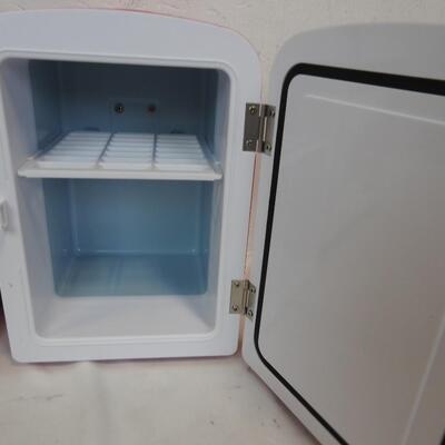 Coca Cola Mini Fridge,-Hold Up To 6 12oz Cans-Doesn't Work