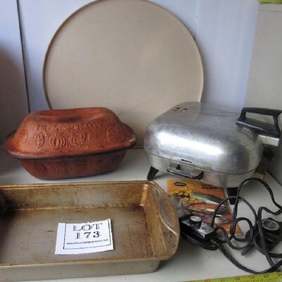 Lot of Kitchen Stuff, Turntable, Sunbeam Fryer