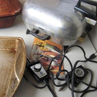 Lot of Kitchen Stuff, Turntable, Sunbeam Fryer