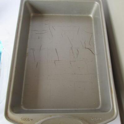 Glass Pyrex Cake Pan and Metal Cake Pan