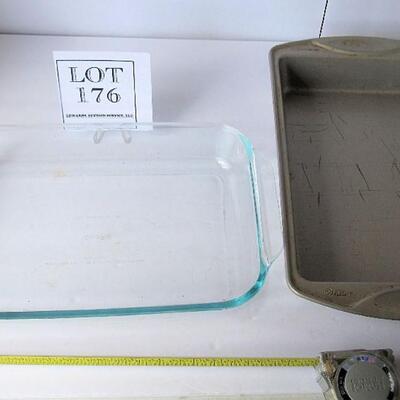 Glass Pyrex Cake Pan and Metal Cake Pan
