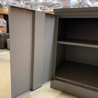 Lot 170R: Metal  Storage Cabinet - Great for Work Shop & Hobby Storage!