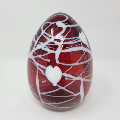 FENTON SHINY CRANBERRY WITH WHITE HANGING HEARTS AND VINES EGG-MADE BY FENTON FOR MCMILLEN & HUSBAND