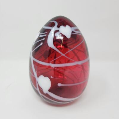 FENTON SHINY CRANBERRY WITH WHITE HANGING HEARTS AND VINES EGG-MADE BY FENTON FOR MCMILLEN & HUSBAND