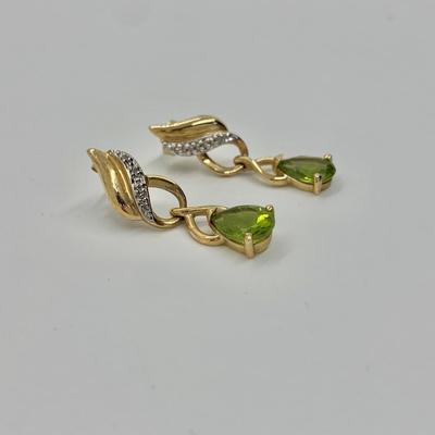 LOT 18: 14k 3.6g Peridot & Diamond chip Drop Earring