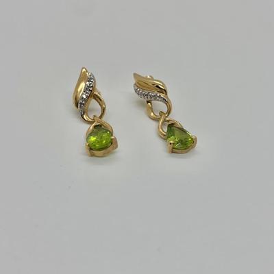 LOT 18: 14k 3.6g Peridot & Diamond chip Drop Earring