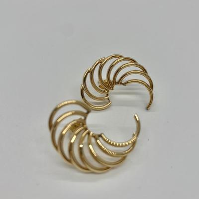 LOT 19: 14k, 2.3g Feather Swirl Pierced Earrings