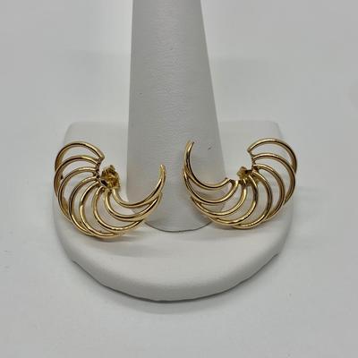 LOT 19: 14k, 2.3g Feather Swirl Pierced Earrings
