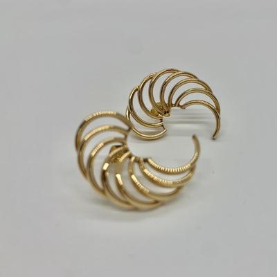 LOT 19: 14k, 2.3g Feather Swirl Pierced Earrings