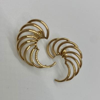 LOT 19: 14k, 2.3g Feather Swirl Pierced Earrings