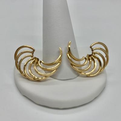 LOT 19: 14k, 2.3g Feather Swirl Pierced Earrings