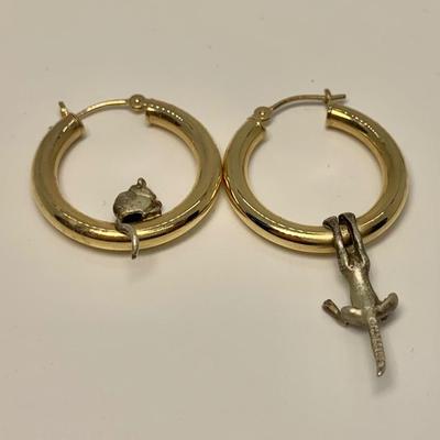 LOT 53:  14k PRD SS 2.7g TW Cat & Mouse Hoop Pierced Earrings