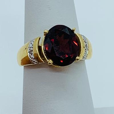 LOT 82: 14K Gold Garnet & Diamond Chip Size 7 Ring - 5 gtw