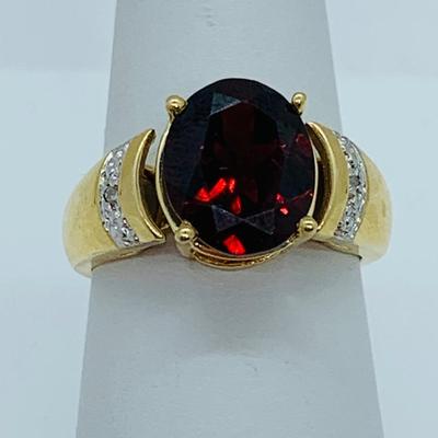 LOT 82: 14K Gold Garnet & Diamond Chip Size 7 Ring - 5 gtw