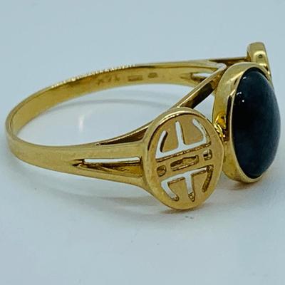 LOT 83: Grey Jade & 14K Gold Ring - Size 8 - 2.96 gtw