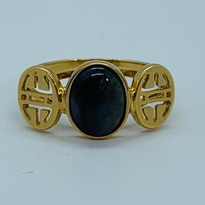 LOT 83: Grey Jade & 14K Gold Ring - Size 8 - 2.96 gtw