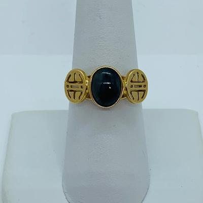LOT 83: Grey Jade & 14K Gold Ring - Size 8 - 2.96 gtw