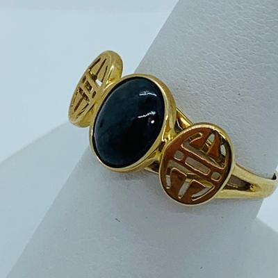 LOT 83: Grey Jade & 14K Gold Ring - Size 8 - 2.96 gtw