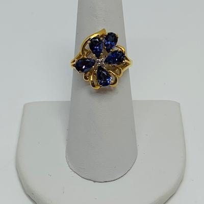 LOT 88: 3.35g tw 14K Gold Tanzanite Cluster ring w/ Diamond Center - Size 7.5
