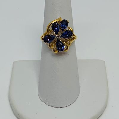 LOT 88: 3.35g tw 14K Gold Tanzanite Cluster ring w/ Diamond Center - Size 7.5