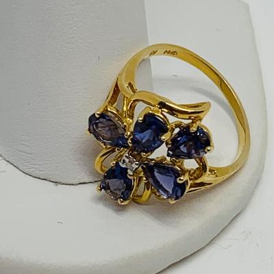 LOT 88: 3.35g tw 14K Gold Tanzanite Cluster ring w/ Diamond Center - Size 7.5