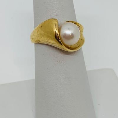 LOT 91: Cultured Pearl w/ Diamond Chips 14K Gold Size 6 Ring - 5.6 gtw