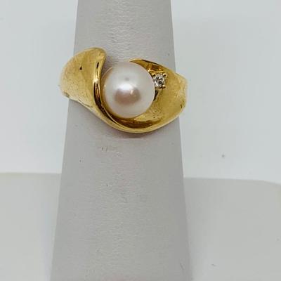LOT 91: Cultured Pearl w/ Diamond Chips 14K Gold Size 6 Ring - 5.6 gtw