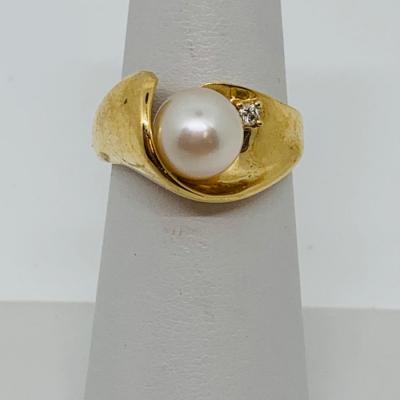 LOT 91: Cultured Pearl w/ Diamond Chips 14K Gold Size 6 Ring - 5.6 gtw