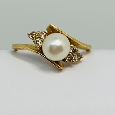 LOT 101: 14K Gold Cultured Pearl and Diamond Ring - Size 6.5 - 2.66 gtw