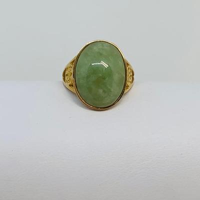 LOT 111: Large Jade 14K Gold Ring - Size 8 - 4.63 gtw