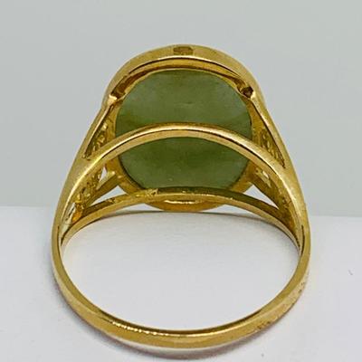 LOT 111: Large Jade 14K Gold Ring - Size 8 - 4.63 gtw