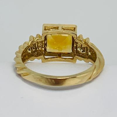 LOT 120: 14K Gold Square Citrine Size 7 Ring - 4.4 gtw
