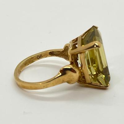 LOT 140: Peridot & 10K Gold Size 7 Ring - 5.87 gtw