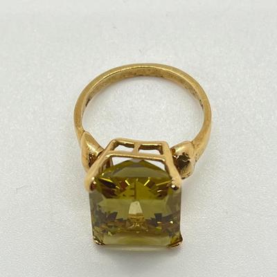 LOT 140: Peridot & 10K Gold Size 7 Ring - 5.87 gtw