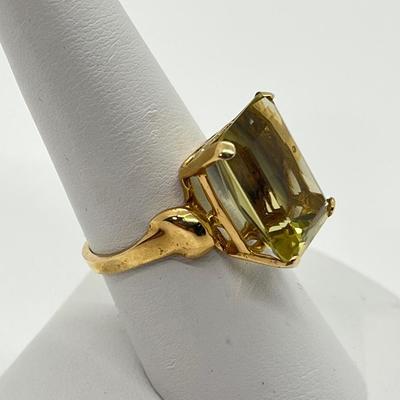 LOT 140: Peridot & 10K Gold Size 7 Ring - 5.87 gtw