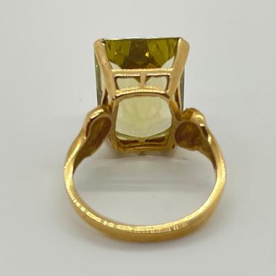 LOT 140: Peridot & 10K Gold Size 7 Ring - 5.87 gtw