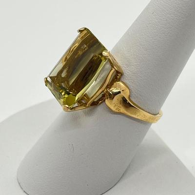LOT 140: Peridot & 10K Gold Size 7 Ring - 5.87 gtw