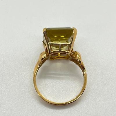 LOT 140: Peridot & 10K Gold Size 7 Ring - 5.87 gtw