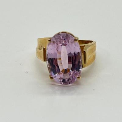 LOT 144: Large Pink/Purple Sapphire 14K Gold Ring - Size 7 - 5.8 gtw