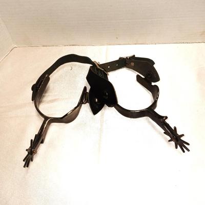 PAIR OF SPURS AND WOLFTRAX LEATHER POUCH