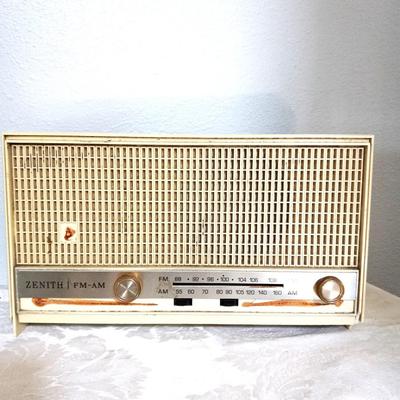 VINTAGE ZENITH LONG DISTANCE RADIO AND SONY FM/AM 2-BAND RECEIVER