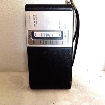 VINTAGE ZENITH LONG DISTANCE RADIO AND SONY FM/AM 2-BAND RECEIVER