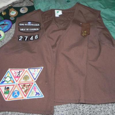 VINTAGE BROWNIE & GIRLSCOUT OUTFIT-PINS-BADGES-SASH-
