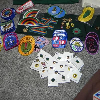 VINTAGE BROWNIE & GIRLSCOUT OUTFIT-PINS-BADGES-SASH-