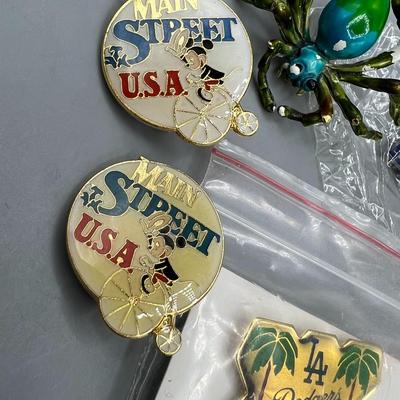 Lot of Retro Collectible Pins Disneyland Mainstreet, Unocal, Holiday & More