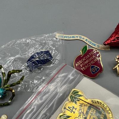 Lot of Retro Collectible Pins Disneyland Mainstreet, Unocal, Holiday & More