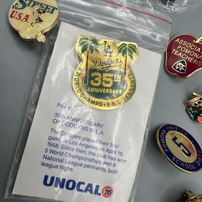 Lot of Retro Collectible Pins Disneyland Mainstreet, Unocal, Holiday & More