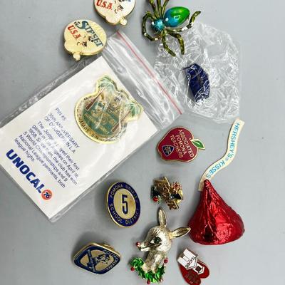 Lot of Retro Collectible Pins Disneyland Mainstreet, Unocal, Holiday & More